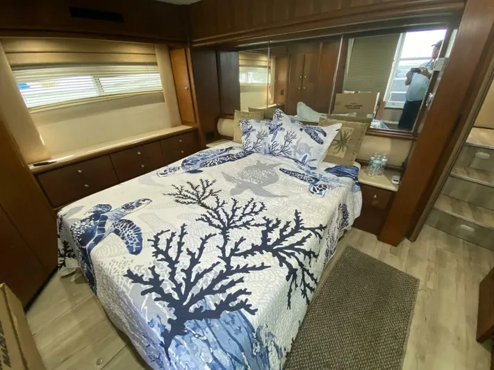  Yacht Photos Pics 1997 Carver 500 Cockpit Motor Yacht - Image 50