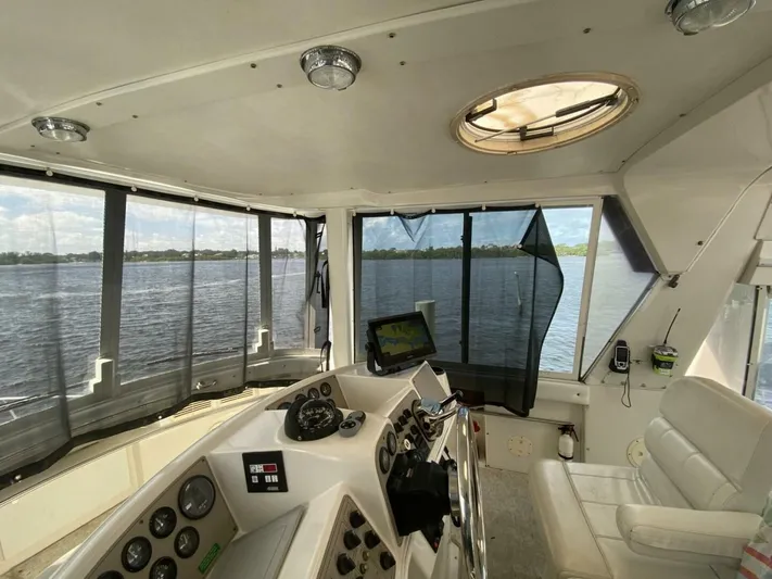  Yacht Photos Pics 1997 Carver 500 Cockpit Motor Yacht - Image 29