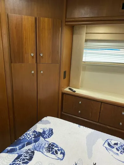  Yacht Photos Pics 1997 Carver 500 Cockpit Motor Yacht - Image 57