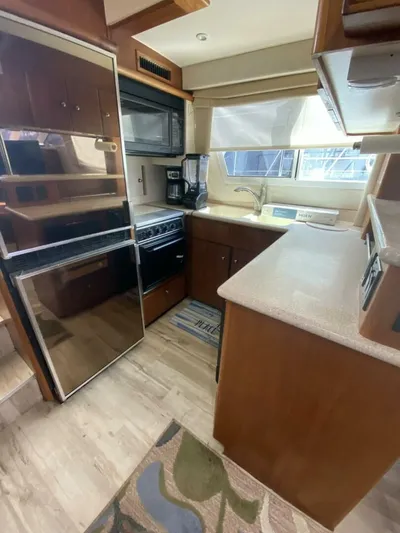  Yacht Photos Pics 1997 Carver 500 Cockpit Motor Yacht - Image 38