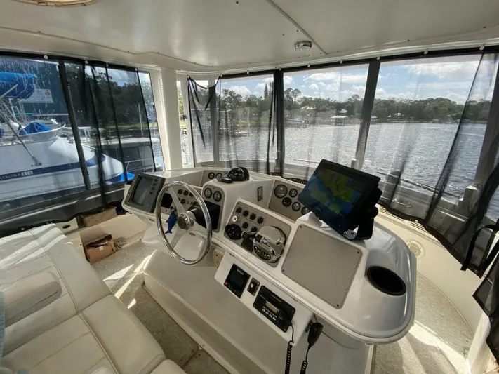  Yacht Photos Pics 1997 Carver 500 Cockpit Motor Yacht - Image 34
