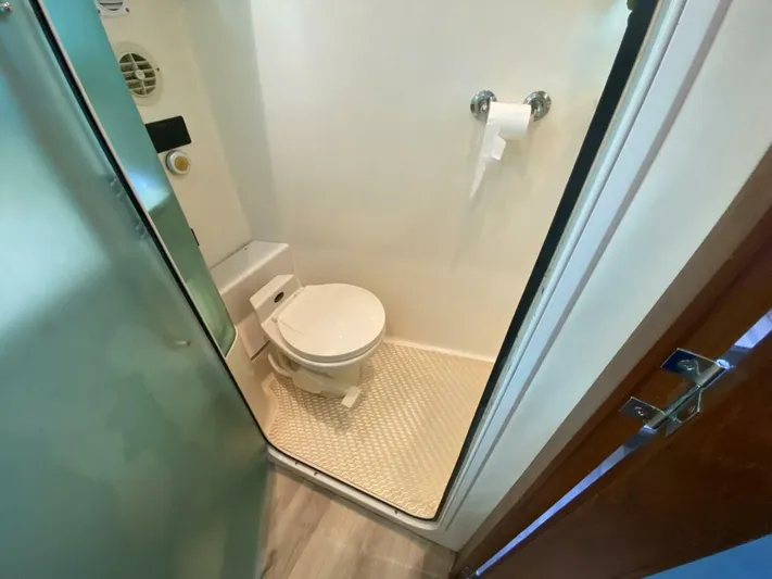  Yacht Photos Pics 1997 Carver 500 Cockpit Motor Yacht - Image 53