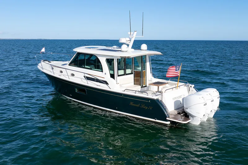 Hannah Lucy IV Yacht Photos Pics 3 - Port