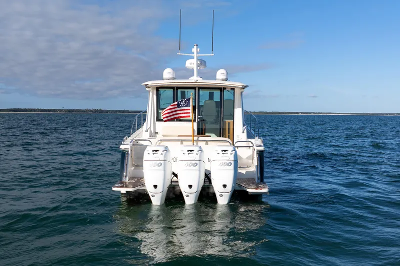 Hannah Lucy IV Yacht Photos Pics 4 - Transom