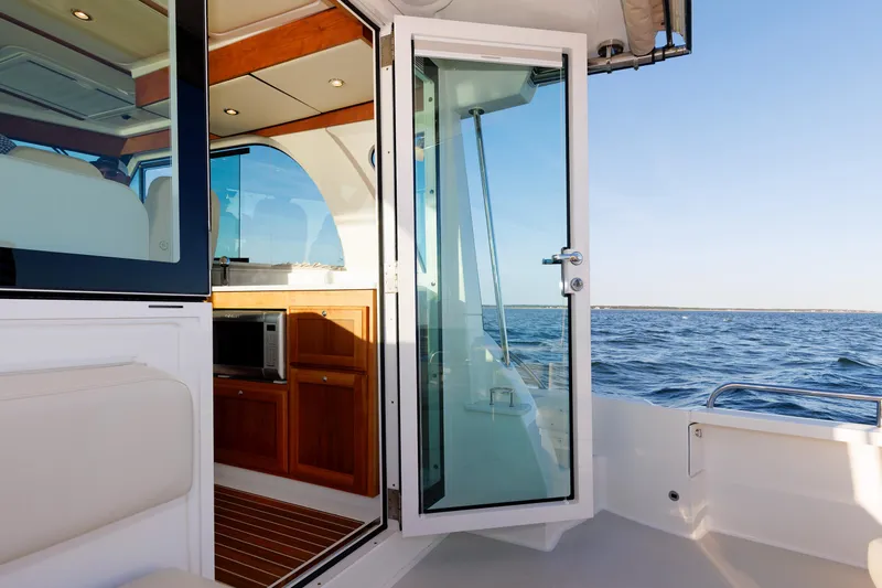 Hannah Lucy IV Yacht Photos Pics 10 - Salon Door