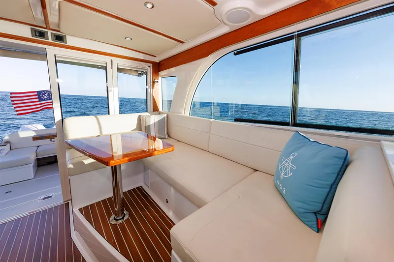 Hannah Lucy IV Yacht Photos Pics 13 - Dinette