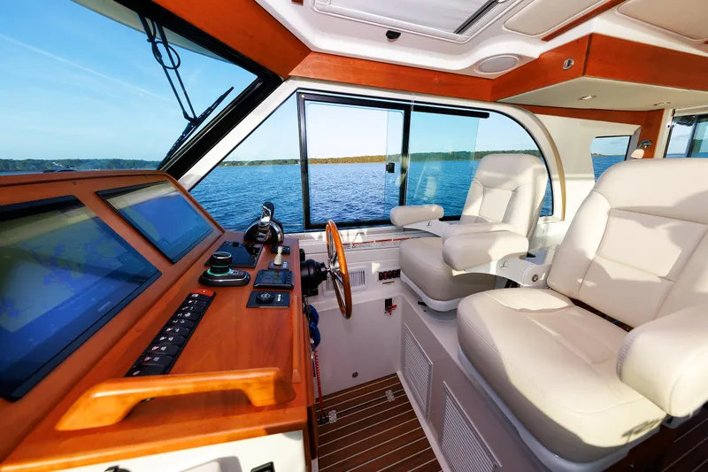 Hannah Lucy IV Yacht Photos Pics 16 - Helm