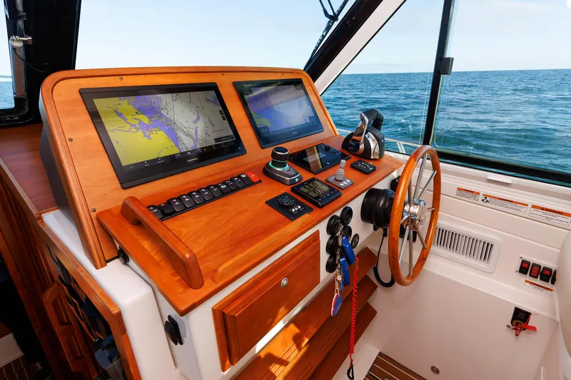 Hannah Lucy IV Yacht Photos Pics 18 - Helm