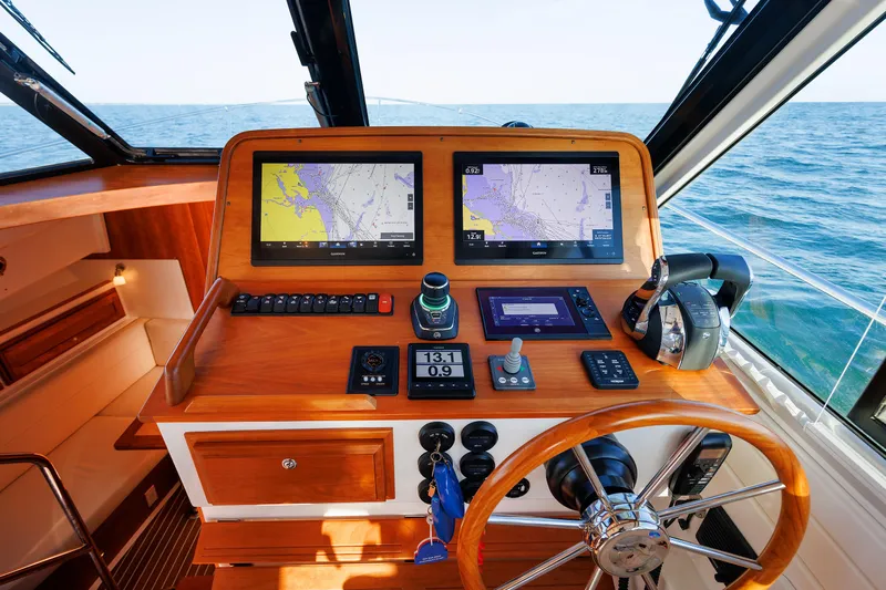 Hannah Lucy IV Yacht Photos Pics 19 - Helm