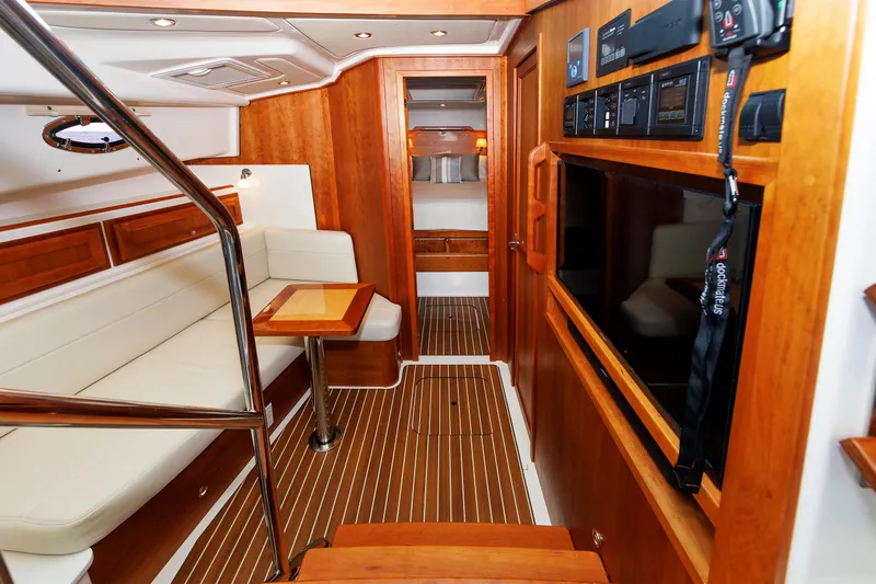 Hannah Lucy IV Yacht Photos Pics 20 - Lower Lounge