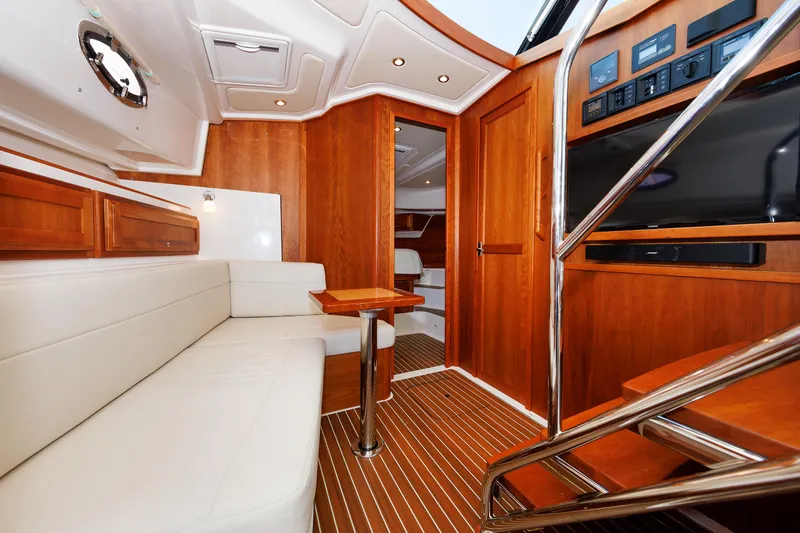 Hannah Lucy IV Yacht Photos Pics 21 - Lower Lounge