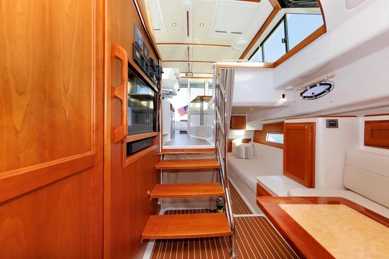 Hannah Lucy IV Yacht Photos Pics 22 - Lower Lounge