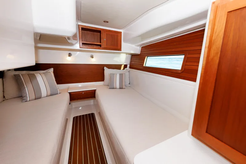 Hannah Lucy IV Yacht Photos Pics 23 - Guest Berth