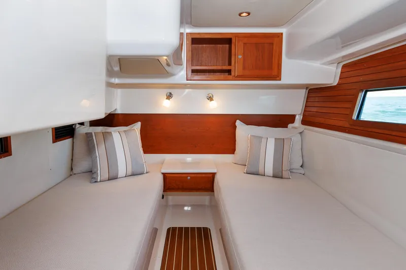 Hannah Lucy IV Yacht Photos Pics 24 - Guest Berth