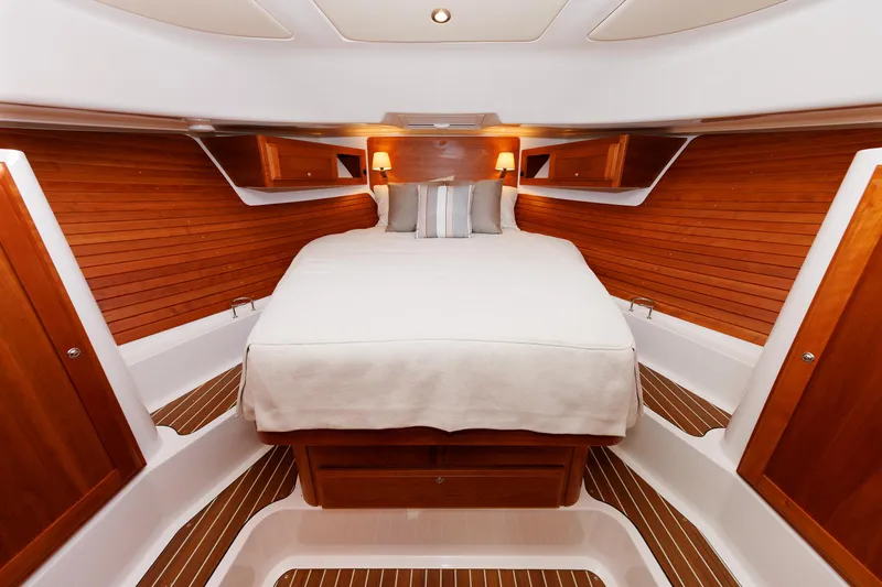 Hannah Lucy IV Yacht Photos Pics 25 - Forward Stateroom