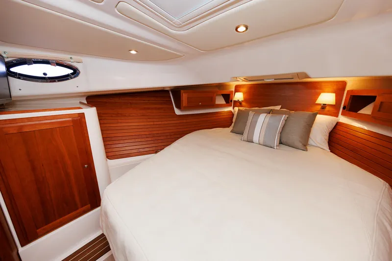 Hannah Lucy IV Yacht Photos Pics 26 - Forward Stateroom