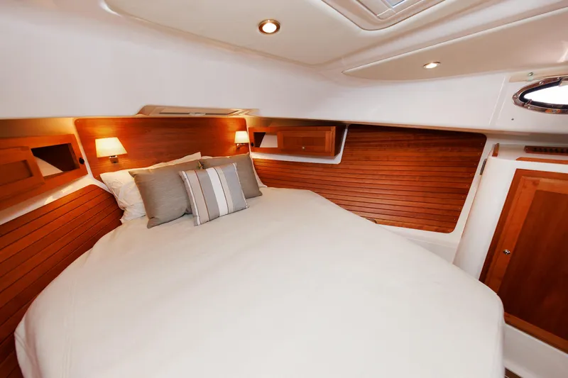 Hannah Lucy IV Yacht Photos Pics 27 - Forward Stateroom