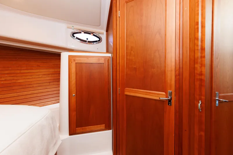 Hannah Lucy IV Yacht Photos Pics 28 - Forward Stateroom - Hanging Locker