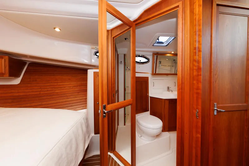 Hannah Lucy IV Yacht Photos Pics 29 - Head