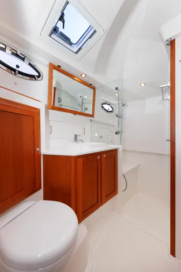 Hannah Lucy IV Yacht Photos Pics 30 - Head