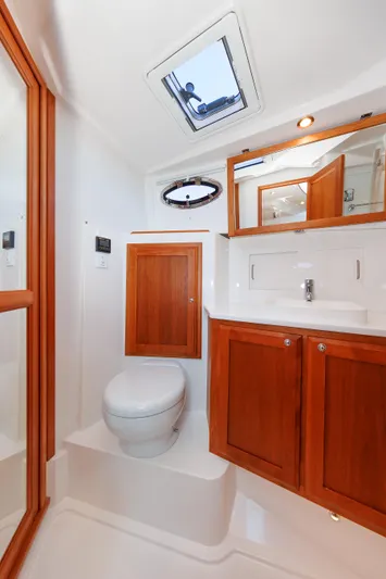 Hannah Lucy IV Yacht Photos Pics 31 - Head