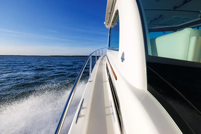 Hannah Lucy IV Yacht Photos Pics 32 - Side Deck - Port