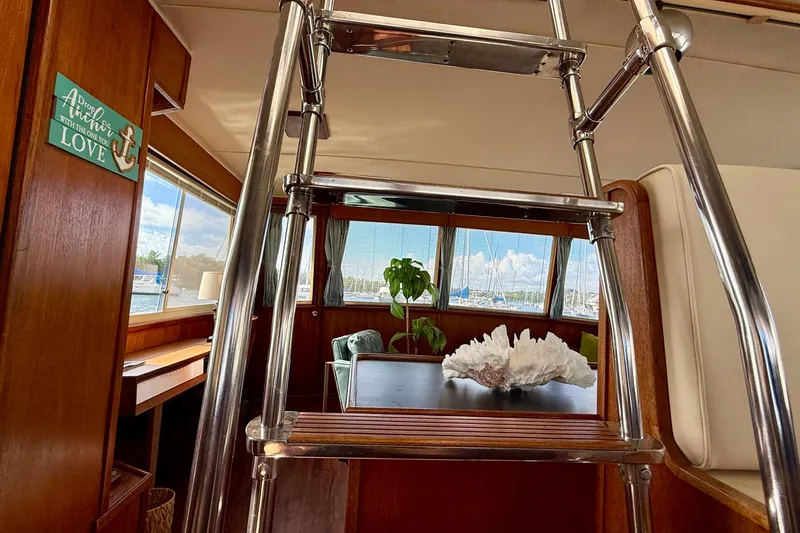 Moonlight Mist Yacht Photos Pics Interior of 1987 Chris-Craft 500 Constellation yacht with ladder and decor.
