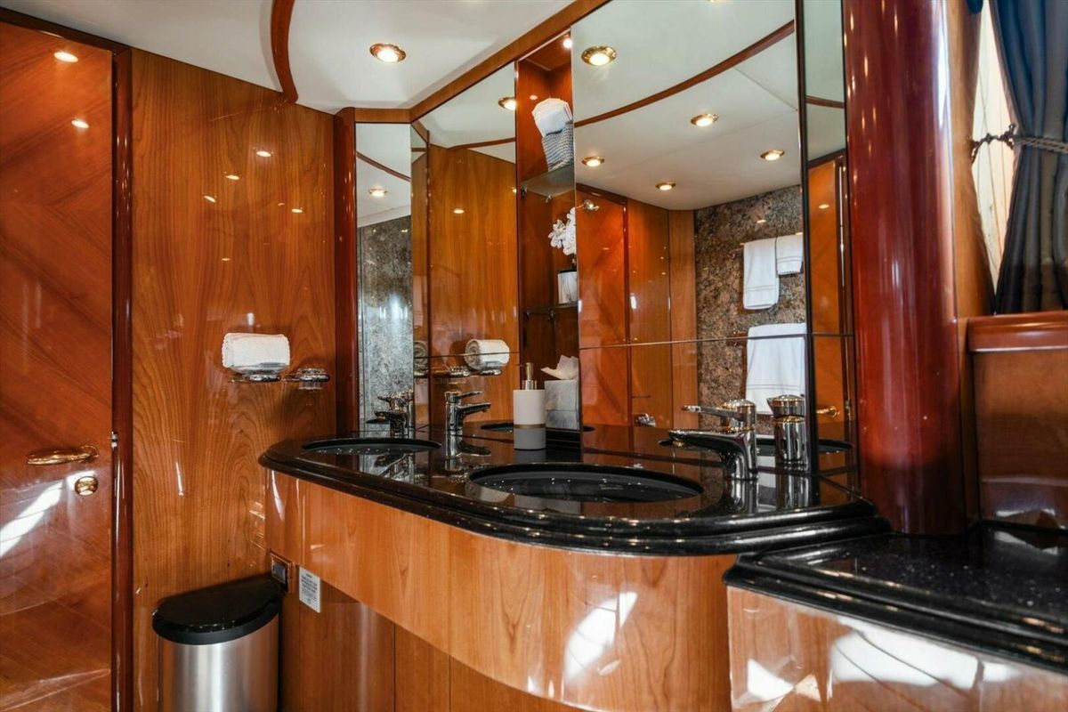 2005 Sunseeker 82 
