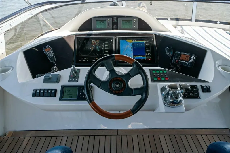 Vanguard Yacht Photos Pics 2005 Sunseeker 82 Yacht - Image 50