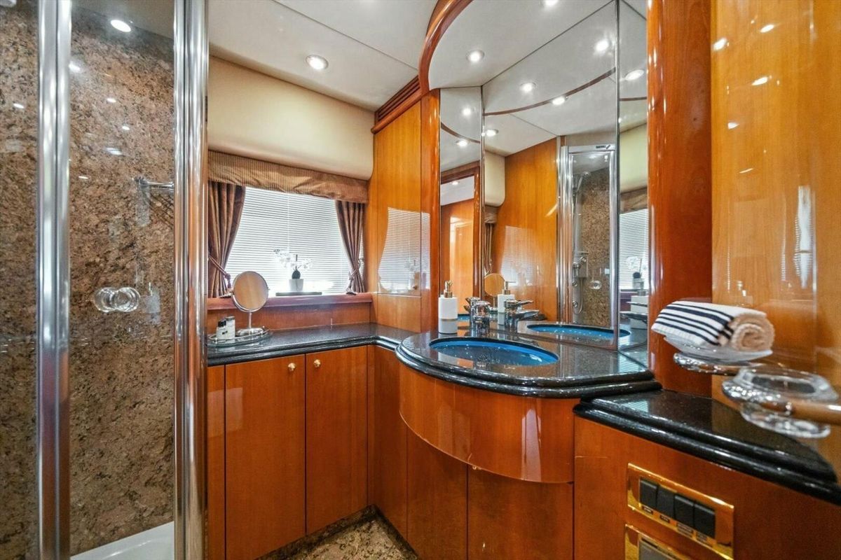 2005 Sunseeker 82 