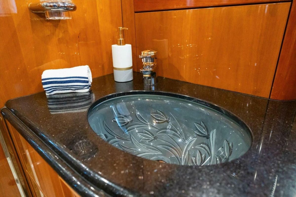 2005 Sunseeker 82 