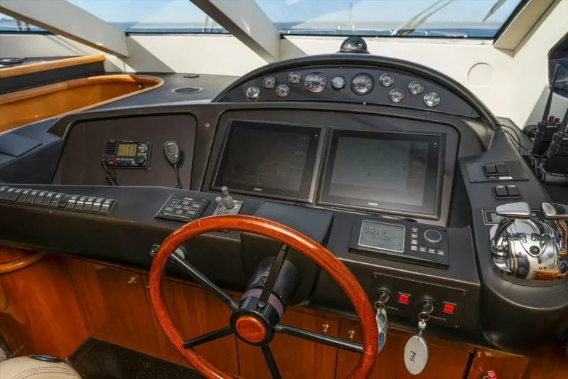 Vanguard Yacht Photos Pics 2005 Sunseeker 82 Yacht - Image 22