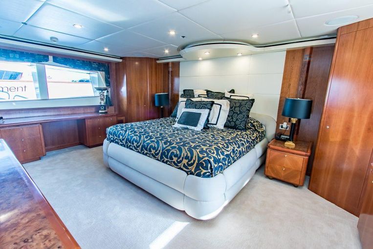 2006-147-sensation-yachts-motor-yacht