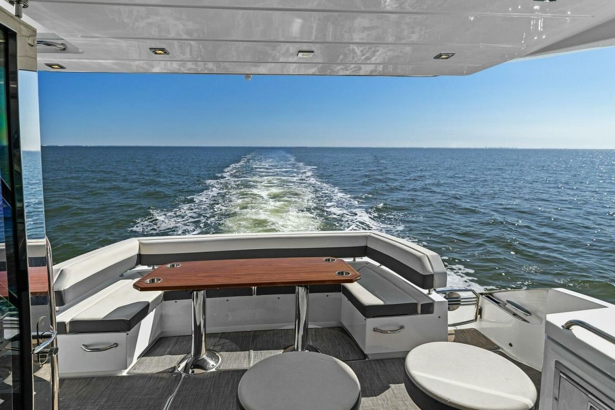 2019 Cruisers Yachts 60 