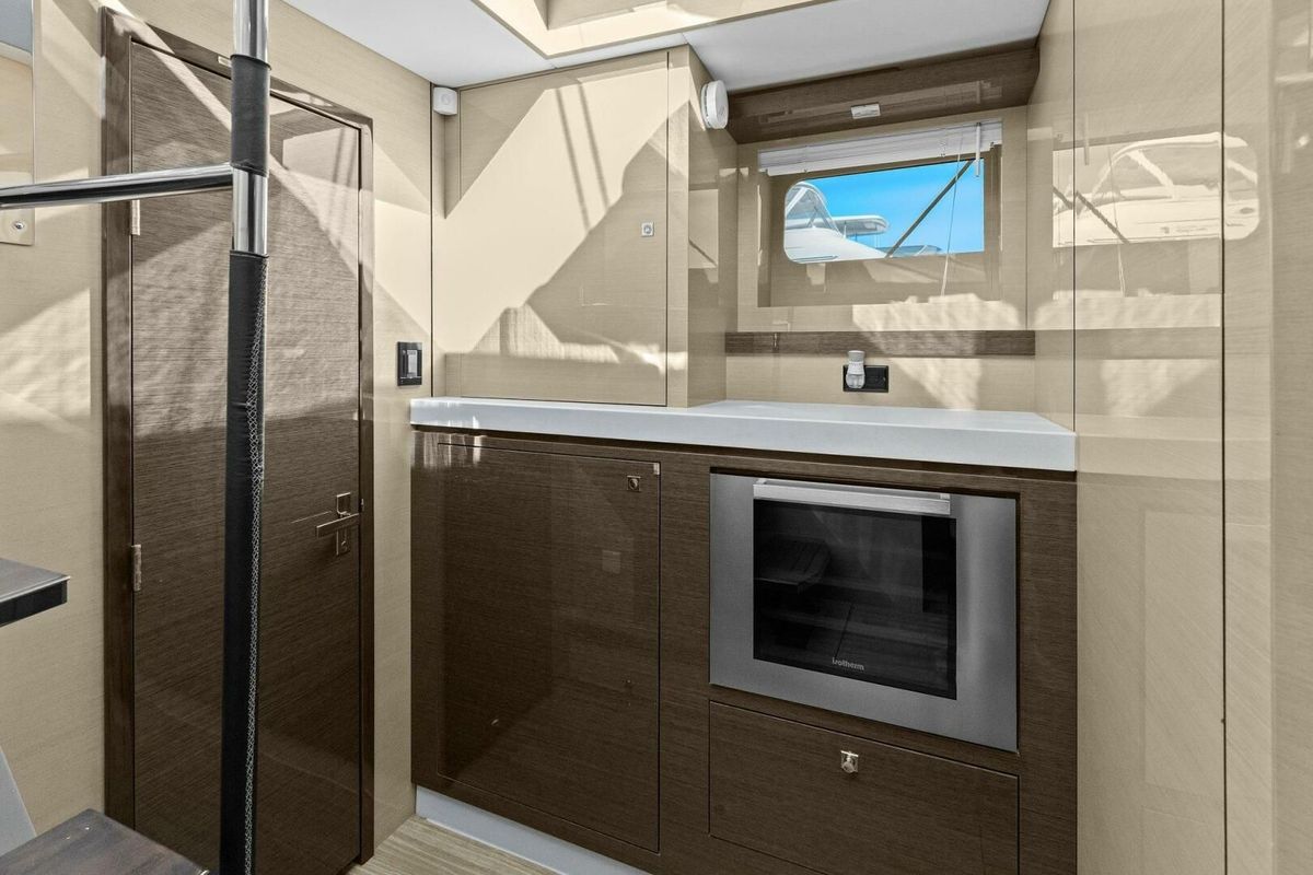 2019 Cruisers Yachts 60 