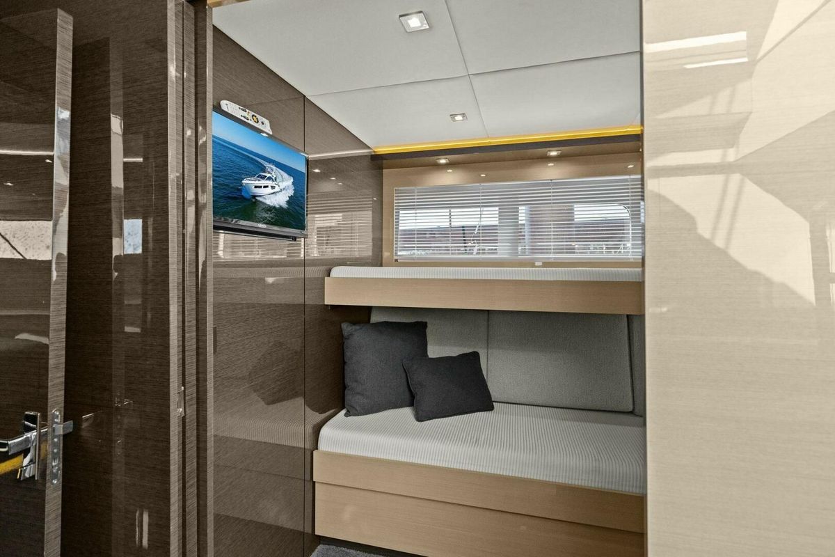 2019 Cruisers Yachts 60 