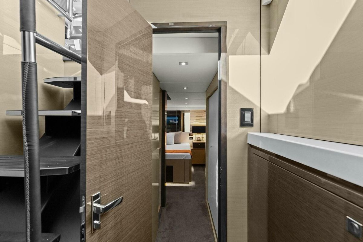 2019 Cruisers Yachts 60 