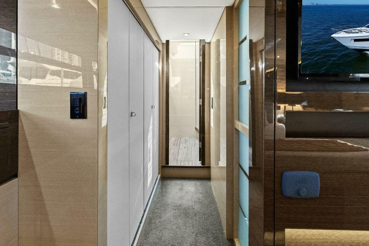 2019 Cruisers Yachts 60 