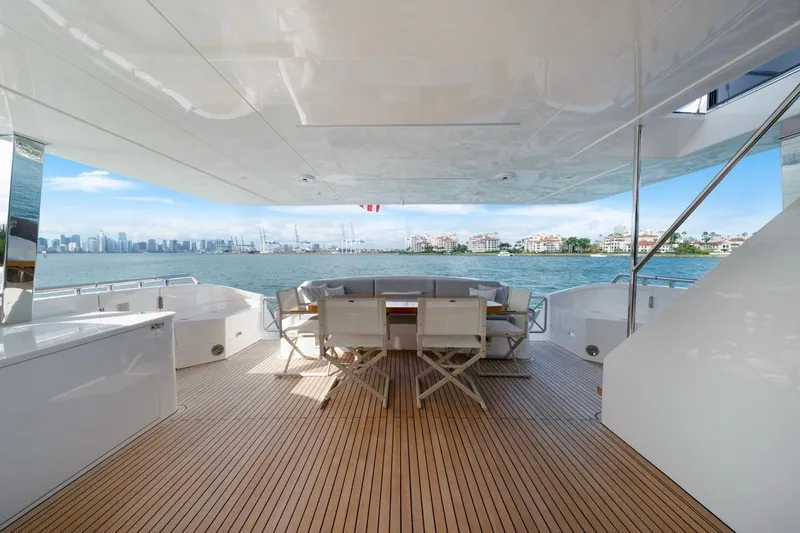 Valiant Yacht Photos Pics Luxurious Horizon E81 yacht deck with ocean view, 2022 model.