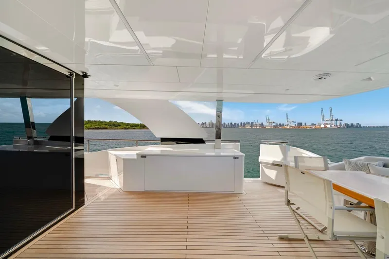 Valiant Yacht Photos Pics Luxurious Horizon E81 yacht deck with ocean view, featuring modern seating and sleek design, 2022 model.