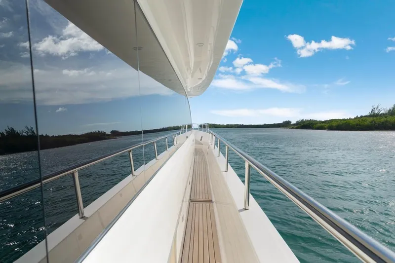 Valiant Yacht Photos Pics Luxurious Horizon E81 yacht deck with ocean view, 2022 model.