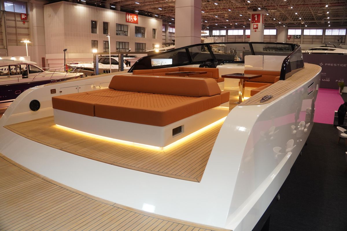 2025 Phantom 62 