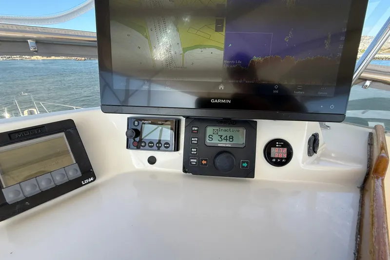 Treasure Yacht Photos Pics Control panel of a 1997 Offshore Yachts 48 Sedan with navigation equipment.