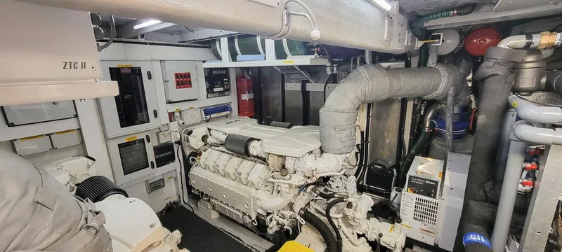 Mojo Risin' Yacht Photos Pics 