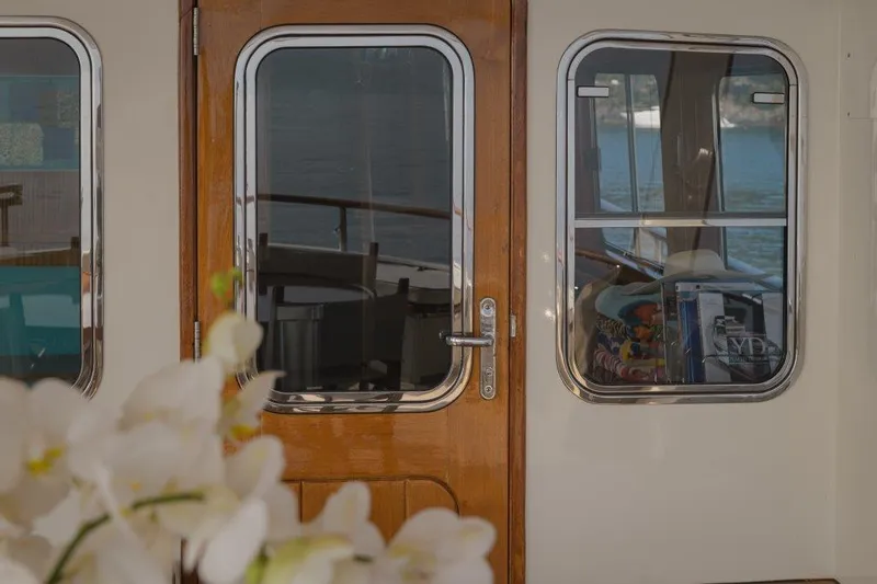 Yona Yacht Photos Pics Wooden door and windows on a 1981 Vripack Doggersbank 20 yacht, with floral decor.