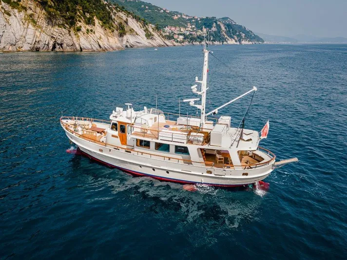 Yona Yacht Photos Pics 1981 Vripack Doggersbank 20 yacht cruising near rocky coastline.