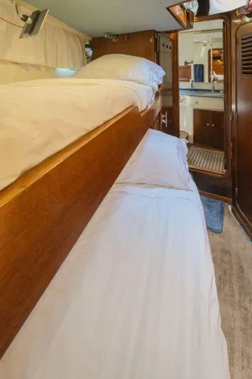 Yona Yacht Photos Pics Cozy cabin interior with bunk beds on a 1981 Vripack Doggersbank 20 yacht.