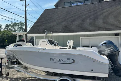 Robalo R180 Center Console