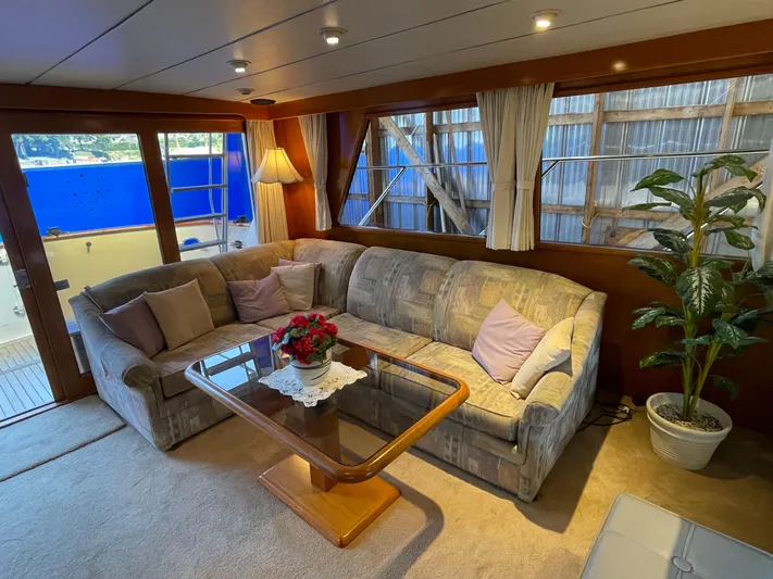 Wind Star Yacht Photos Pics Luxurious 1993 Ocean Alexander 520 Pilothouse interior with cozy seating and elegant decor.