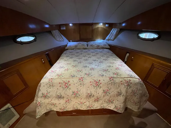 Wind Star Yacht Photos Pics Cozy bedroom in 1993 Ocean Alexander 520 Pilothouse yacht with floral bedding.